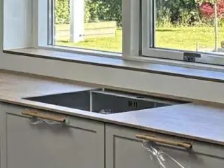 Køkkenbordplade med underlimet vask