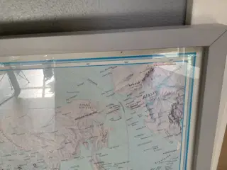 Sølv malet træramme med verdenskort 94/121 cm.