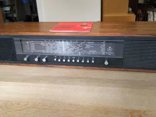 Velholdt gammel FM-radio i palisander, B & O