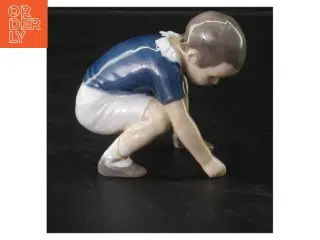 Keramisk figur af knælende barn fra B&G (str.  9x10 cm)