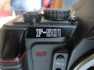 Nikon F-501 AF spejlrefleks kamera med Nikon CF-35