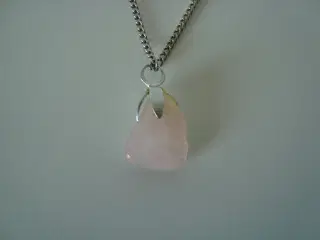 Halskæde m/ lyserød sten