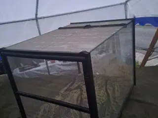 Terraier 65x45x45cm med fuld side ventilation. 