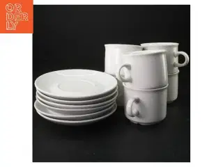 Hvidt porcelænsservice (str. Kop 8 x 6 cm. tallerken, 14 x 2,5 cm)