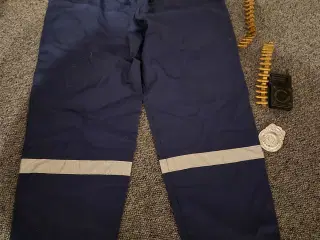 Politi  bukser kostume str 116 Med skilt og workie