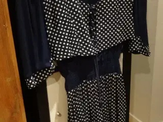Marineblå kjole med polkadots