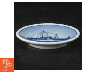 Blåt keramikfad med skibsmotiv fra Royal Copenhagen (str. Ø. 8,5 cm)