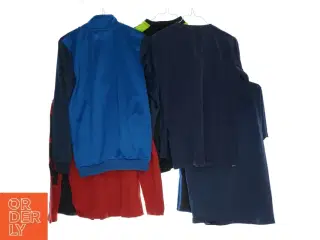 5 bluser og 2 par shorts (str. 122)