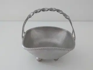 Vintage Norway tin skål med 4 fødder og hank.