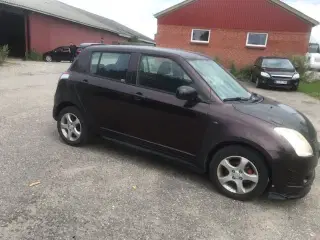 Ny synet  Suzuki Swift  1,3  4x4 Benzin    Km kun 