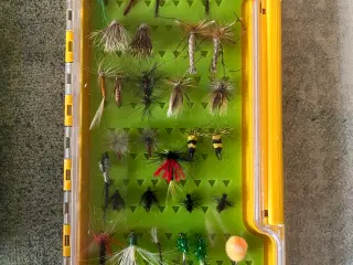 Æske med 30 stk fluer (fiskeri)