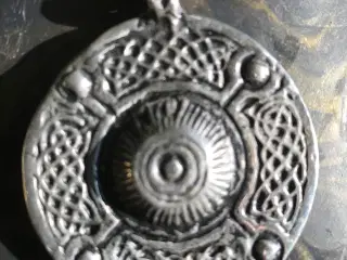 Tin smykke efter antik model