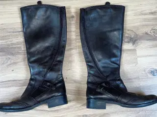 Sorte støvler med hæl