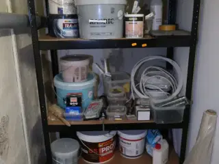 Reol med div. Maling m.m.