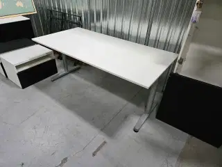 Ikea justerbar skrivebord og 5 Bestå reoler 