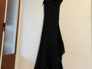 Selskabskjole i skinnende sort med sjal til