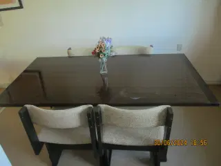Fin spisebord med 4 stole