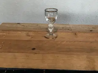 Glas til mågestel med guldkant (Lyngby glas)