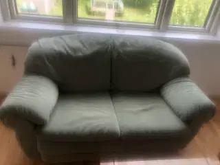Sofabord og to person sofa
