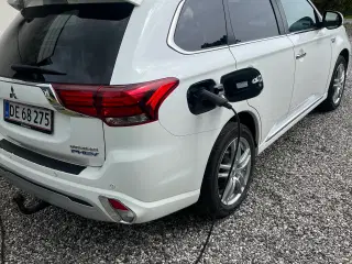 Mitsubishi outlander PHEV 2,4 4 WD pluginhybrid