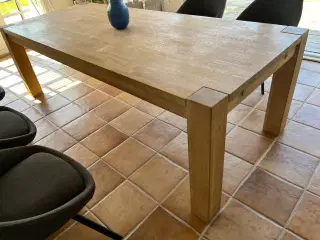 Spisebord med tillægsplader