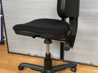 Kontorstol i sort sælges