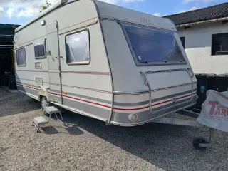 Campingvogn med moover og markise