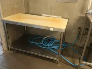 Stålbord og skærebræt