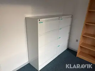 Stort lot med kontormøbler