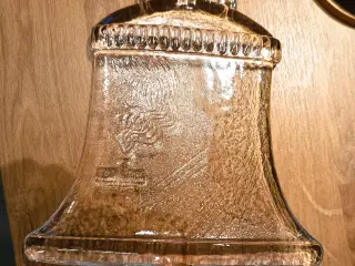 Stor juleklokke af glas fra Kosta Boda. Designet a