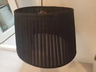 loftslampe, sort farve plisse skærm