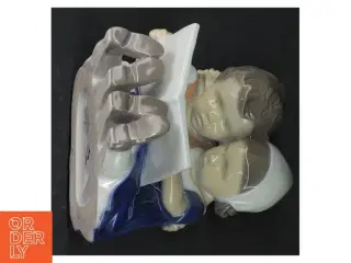 Porcelænsfigur af børn der læser fra B&G (str. H. 10,5 cm)