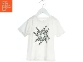 Hvid T-shirt med tekst fra Uniqlo (str. 110)