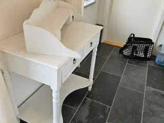 Hvidt møbel med 4 skuller