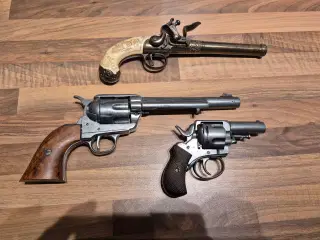 3 fine udstilling revolver og fransk flintepistol.