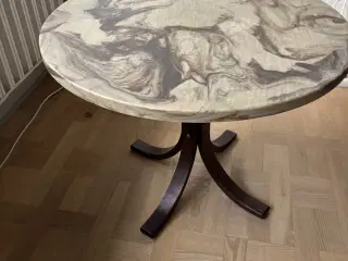 Lampebord med stentøjsplade.