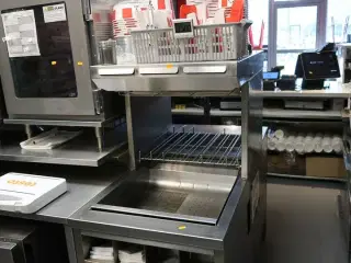 Serveringsstation med indhold