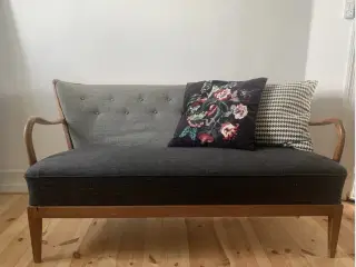 Flot midcentury-modern sofa