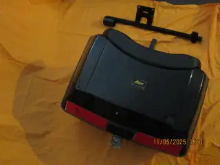 Bagageboks og stokkeholder.