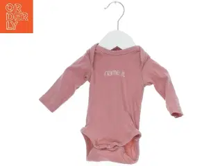 Lyserød bodystocking med navn fra Name It (str. 50)