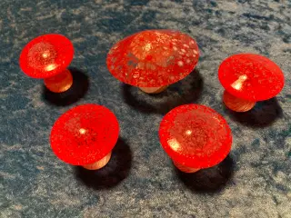 Fem røde glas-paddehatte