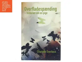 Overfladespænding : historien om en pige : roman af Charlotte Overbeck (f. 1966) (Bog)