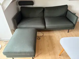 2 personers sofa med puf