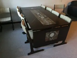 Spisebord med 8 stole 