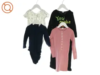 2 bodystockings, en heldragt og en natkjole (Str. 92)
