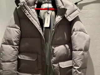 Ny grå dun jakke.