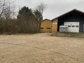 Højloftet hal udlejes!