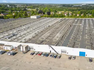 Højloftet lager m. port ca. 1 km fra Vojens centrum