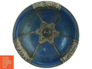Blå dekorativ skål med metal detaljer (str. 26 x 8 cm)