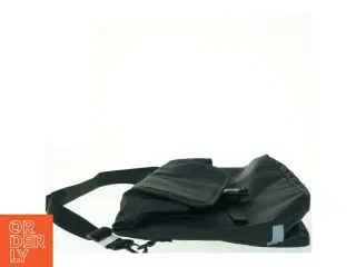 Skuldertaske i sort (str. 36 x 42 cm)